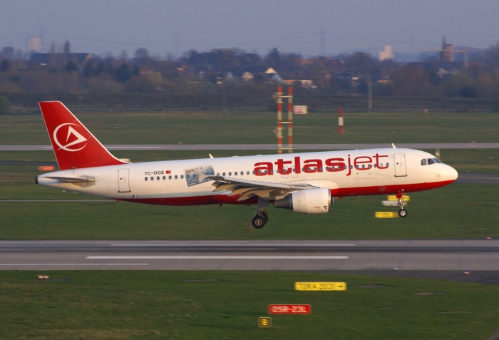 Flugzeugtyp: A320-200, Fluggesellschaft: Atlasjet International (KK/KKK), Kennzeichen: TC-OGE, Flughafen: Düsseldorf, Datum: 01.April 2007, Bild: Steffen Remmel