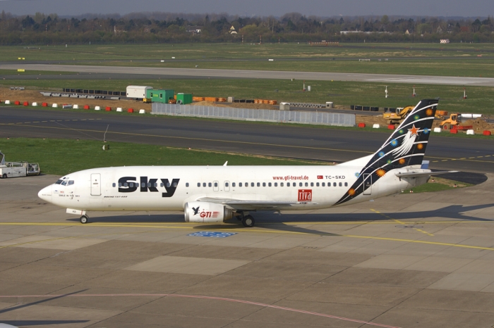 Flugzeugtyp: B737-400, Fluggesellschaft: Sky Airlines (ZY/SHY), Kennzeichen: TC-SKD, Flughafen: Düsseldorf, Datum: 01.April 2007, Bild: Steffen Remmel