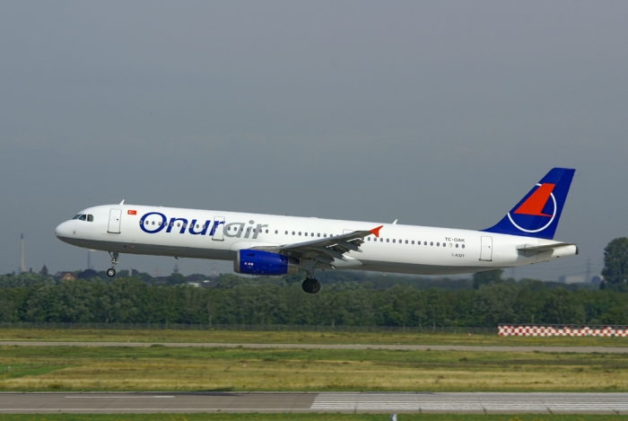 Flugzeugtyp: A321, Fluggesellschaft: Onur Air (8Q/OHY), Kennzeichen: TC-OAK, Flughafen: Düsseldorf, Datum: 14.Juli 2007, Bild: Steffen Remmel